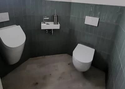 Badkamer met douche en tegels