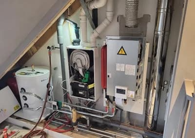 Warmtepomp buitenunit geplaatst